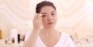 Meteorites Baby Glow Touch highlights and contours at the same time in Rosy Shade.